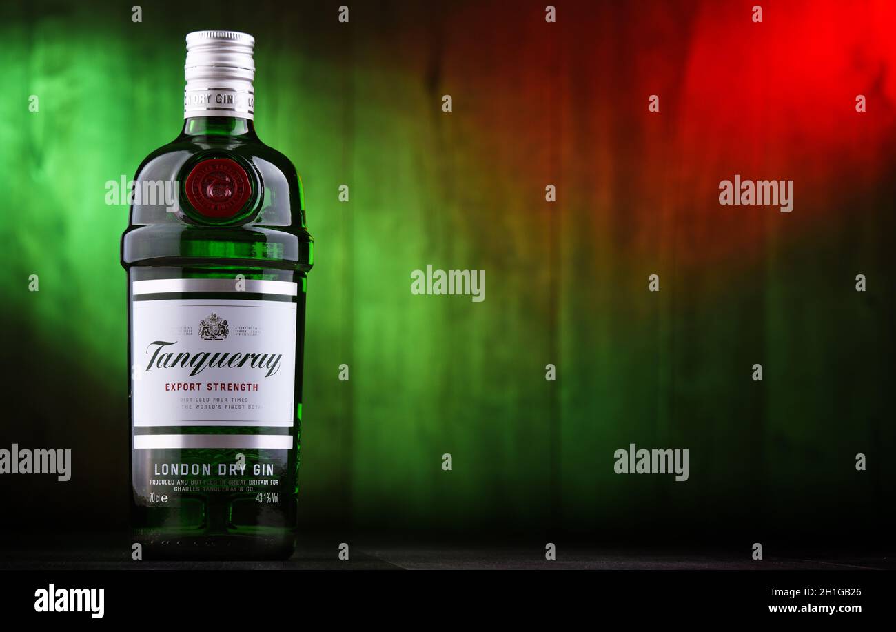 POZNAN, POL - 26. JUN 2020: Flasche Tanqueray, eine Marke von Gin, die von Diageo plc produziert und weltweit vermarktet wird Stockfoto