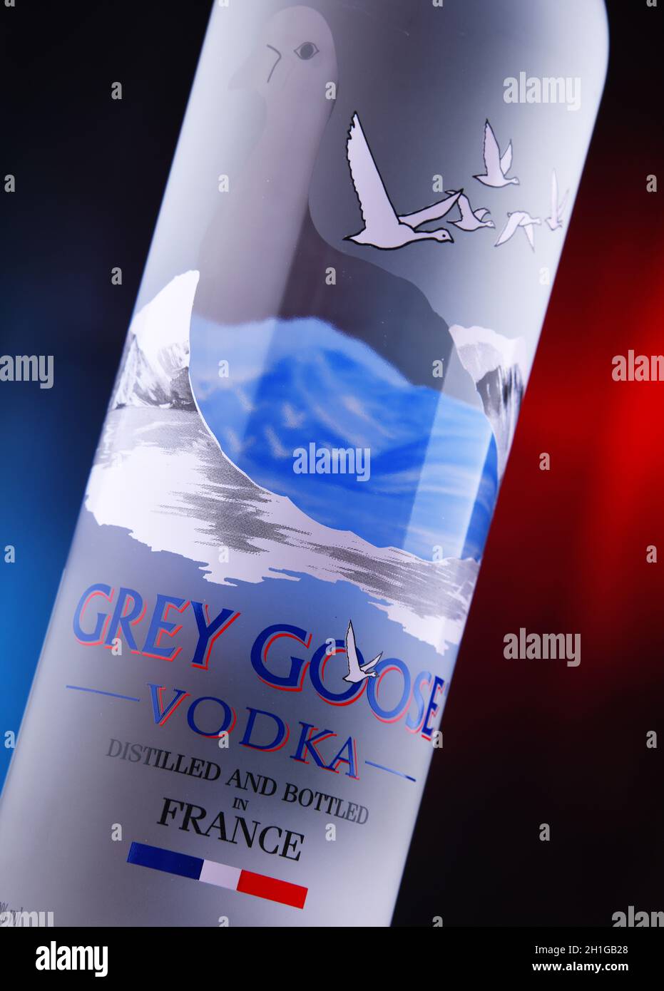 POZNAN, POL - JUL 1, 2020: Flakon of Grey Goose, eine Marke von Französisch Wodka in den 1990er Jahren von Sidney Frank, jetzt im Besitz von Bacardi Stockfoto