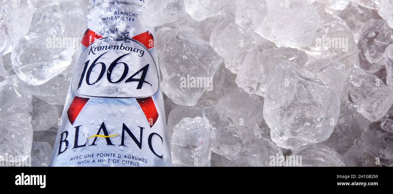 POZNAN, POL - 18. JUN 2020: Flasche Kronenbourg 1664 Blanc Bier, goldenes blass Lager, hergestellt in Großbritannien von Heineken nach dem Kauf von Scottish & Stockfoto