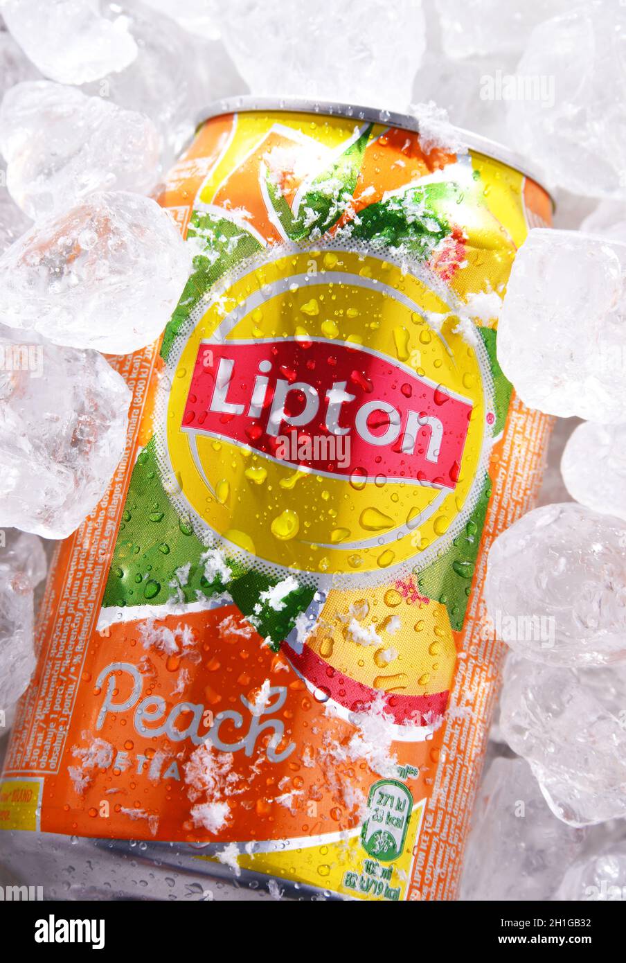 POZNAN, POL - JUN 18, 2020: Dose Lipton Ice Tea, eine Softdrink-Marke, die von Lipton verkauft wird und zu Unilever gehört, einem britisch-niederländischen multinationalen Verbraucher Stockfoto