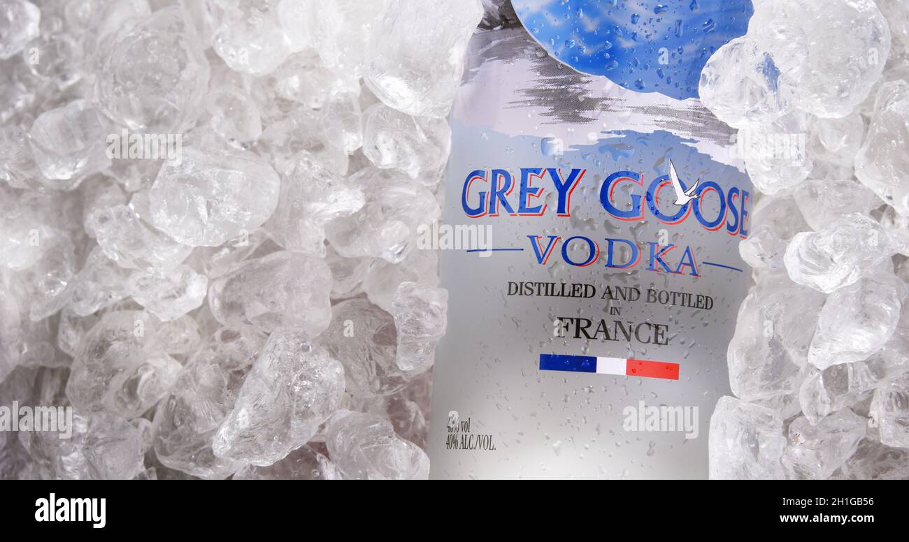 POZNAN, POL - JUL 1, 2020: Flakon of Grey Goose, eine Marke von Französisch Wodka in den 1990er Jahren von Sidney Frank, jetzt im Besitz von Bacardi Stockfoto