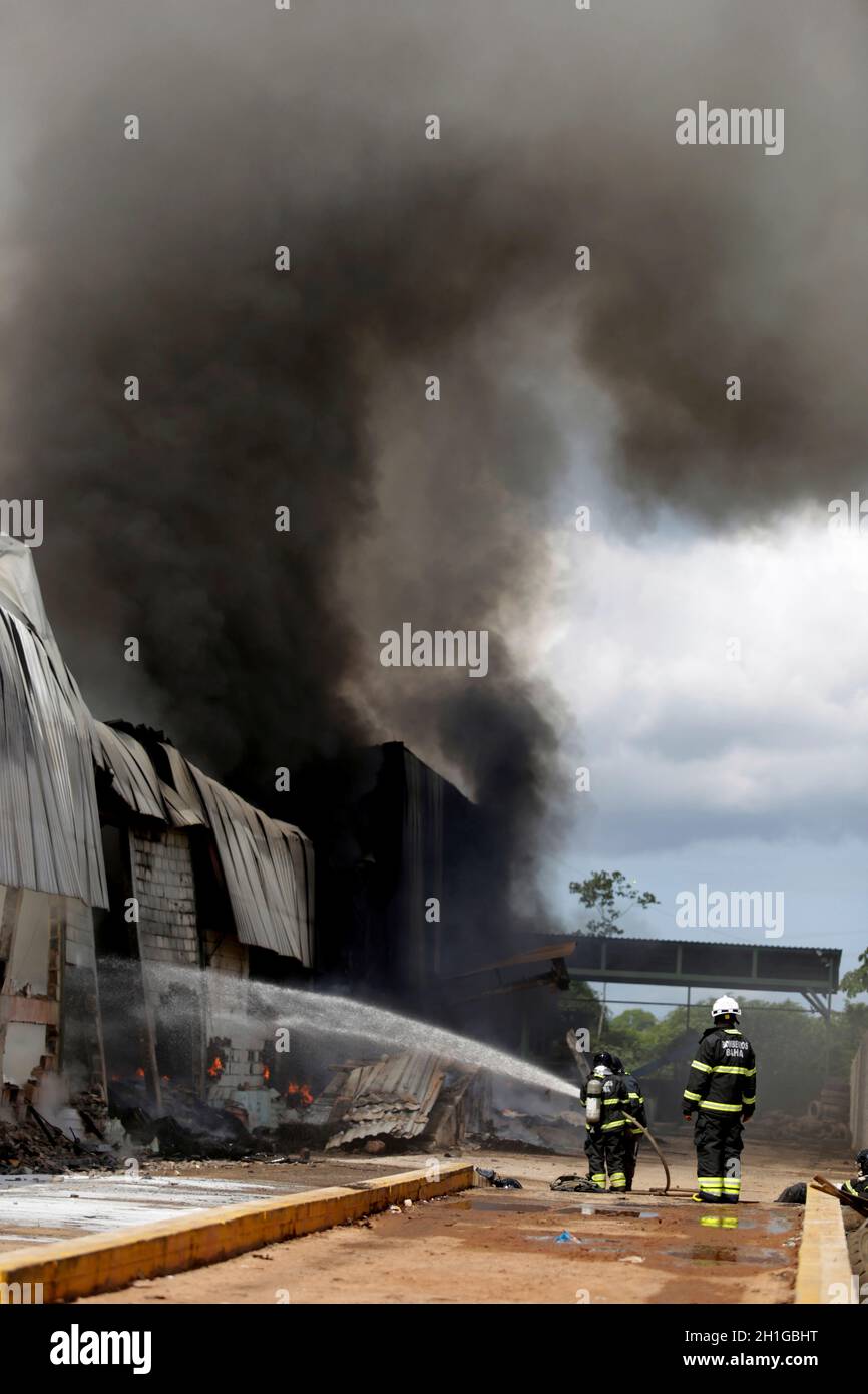 sao sebastiao do Passe, bahia/brasilien - 31. Mai 2019: Mitglieder der Feuerwehr werden bei einem Brand in einer Fabrik in der Stadt Sao Sebastiao gesehen Stockfoto