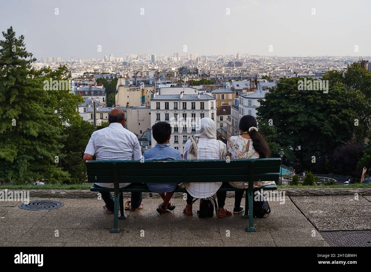 Paris, Frankreich - Juli 2019: indische Touristen Familie Blick über Paris vom Platz Louise Michel befindet sich nur die Treppe der Basilika von Th Stockfoto