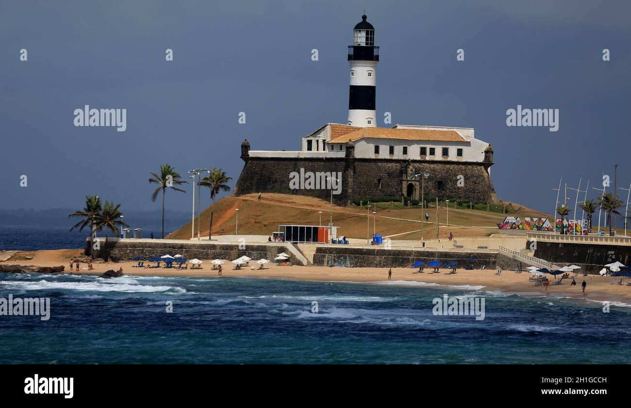 salvador, bahia / brasilien - 4. november 2015: Blick auf praia da barra und im Hintergrund das Fort von Santo Antonio da Barra, besser bekannt als Farol da Stockfoto