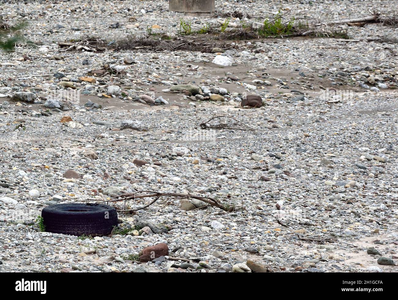 Friaul Julisch Venetien, Italien. Der Fluss Tagliamento in der Nähe der kleinen Stadt Villa Santina. Der Tagliamento gilt als der letzte morphologisch intakte Fluss in den Alpen. Sein Verlauf wurde durch menschliches Eingreifen nicht verändert. Stockfoto