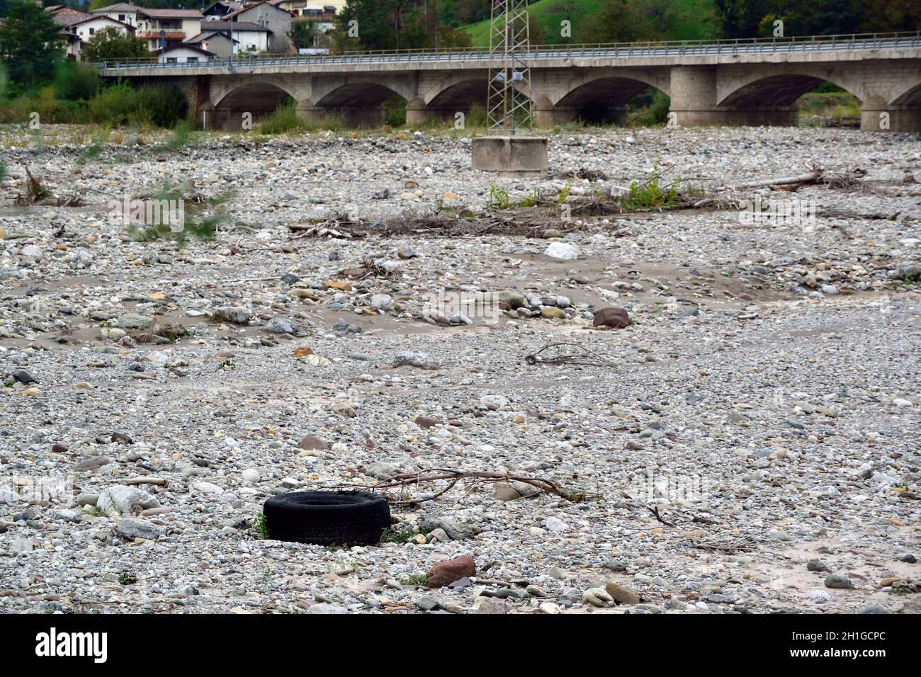 Friaul Julisch Venetien, Italien. Der Fluss Tagliamento in der Nähe der kleinen Stadt Villa Santina. Der Tagliamento gilt als der letzte morphologisch intakte Fluss in den Alpen. Sein Verlauf wurde durch menschliches Eingreifen nicht verändert. Stockfoto