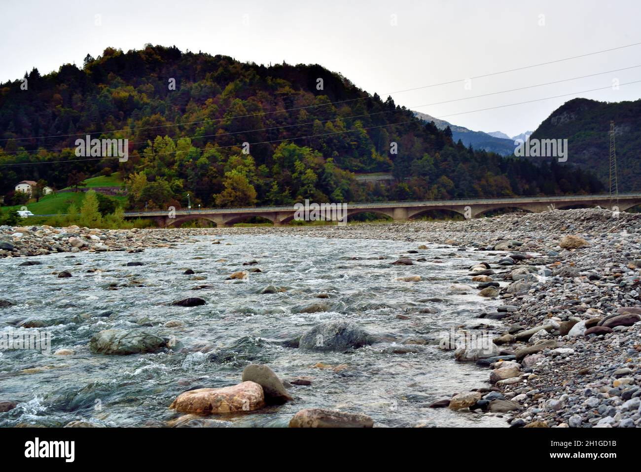 Friaul Julisch Venetien, Italien. Der Fluss Tagliamento in der Nähe der kleinen Stadt Villa Santina. Der Tagliamento gilt als der letzte morphologisch intakte Fluss in den Alpen. Sein Verlauf wurde durch menschliches Eingreifen nicht verändert. Stockfoto