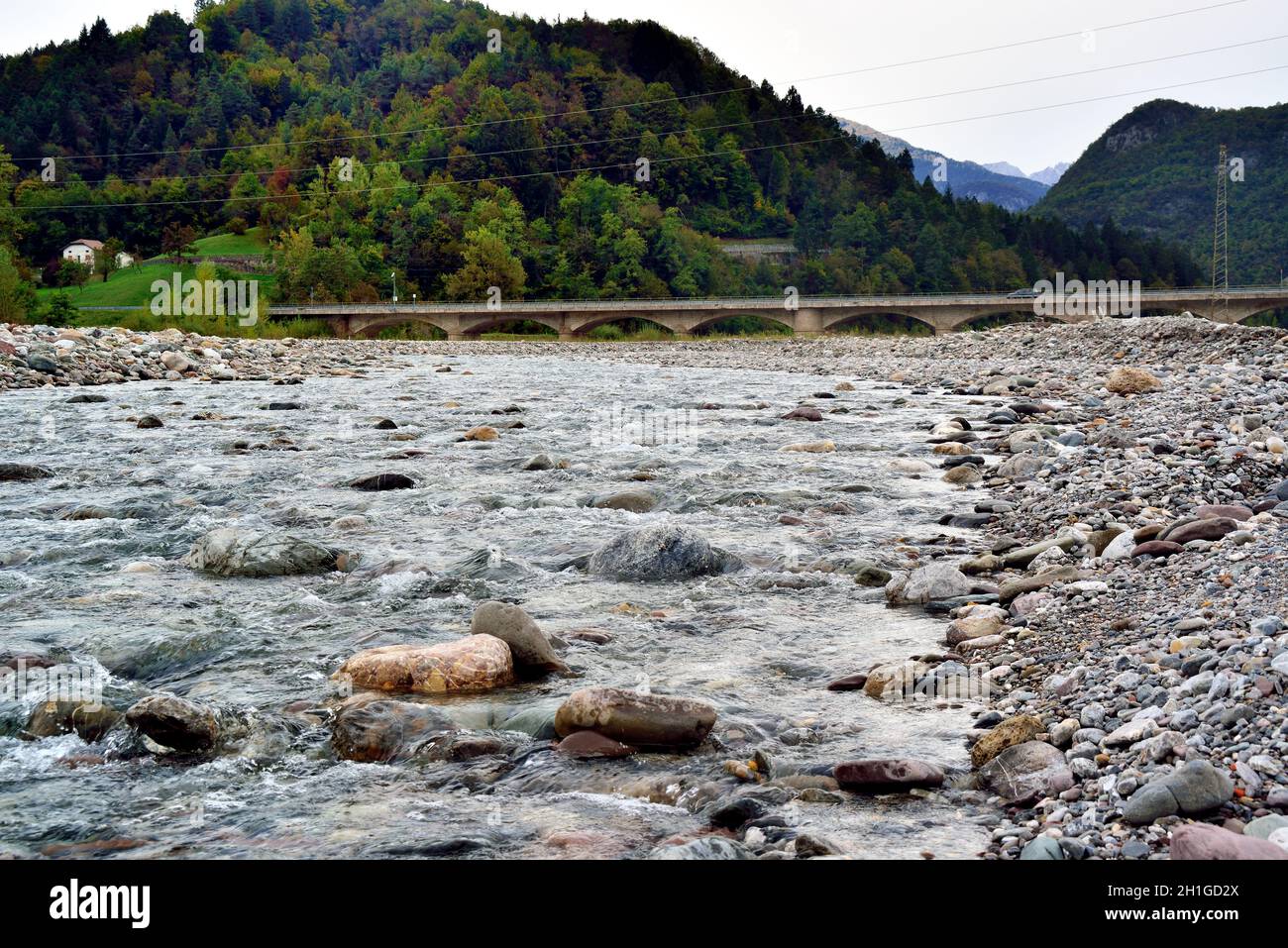 Friaul Julisch Venetien, Italien. Der Fluss Tagliamento in der Nähe der kleinen Stadt Villa Santina. Der Tagliamento gilt als der letzte morphologisch intakte Fluss in den Alpen. Sein Verlauf wurde durch menschliches Eingreifen nicht verändert. Der Tagliamento ist der letzte wilde Fluss in Europa. Stockfoto
