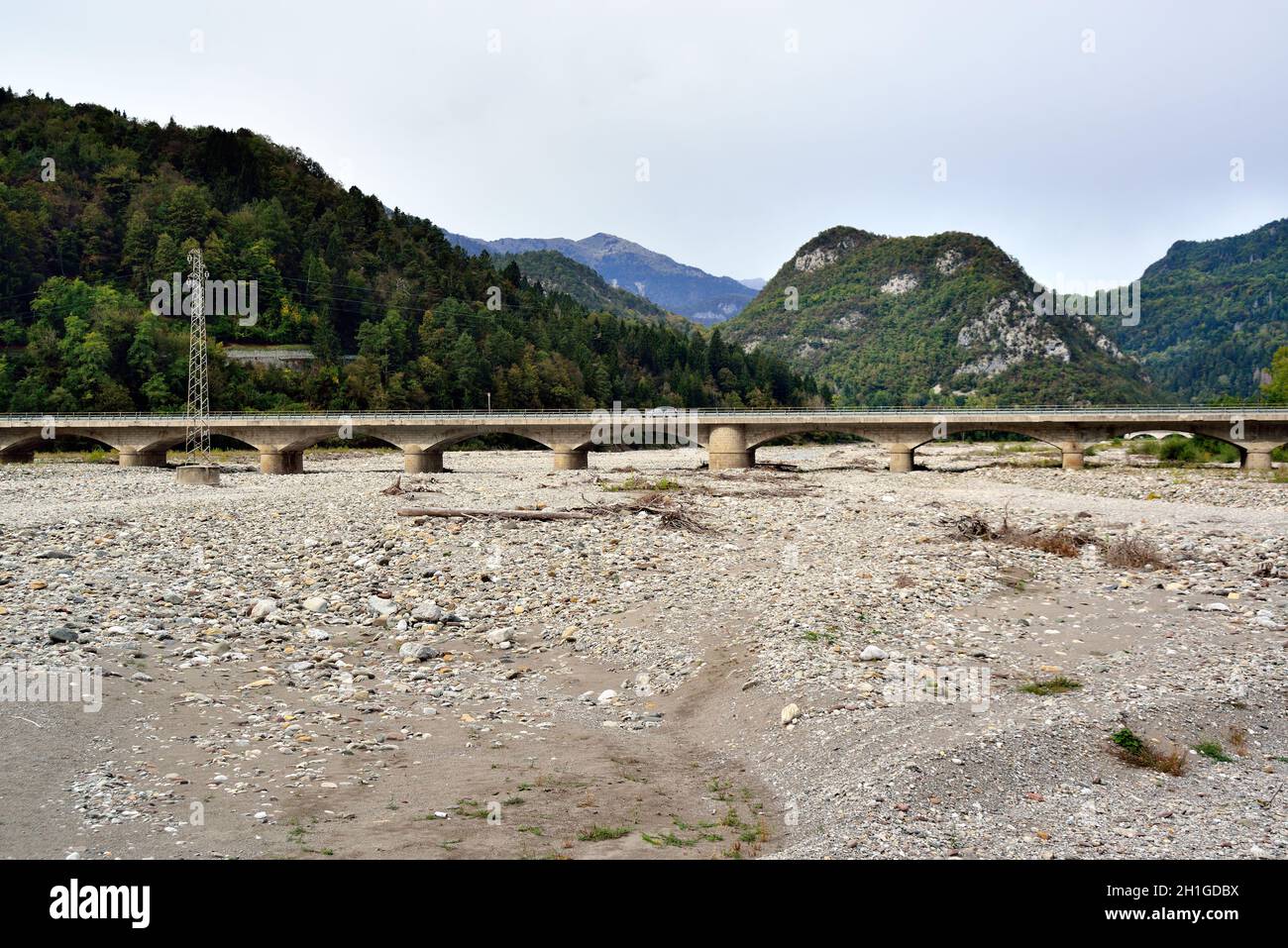 Friaul Julisch Venetien, Italien. Der Fluss Tagliamento in der Nähe der kleinen Stadt Villa Santina. Der Tagliamento gilt als der letzte morphologisch intakte Fluss in den Alpen. Sein Verlauf wurde durch menschliches Eingreifen nicht verändert. Stockfoto