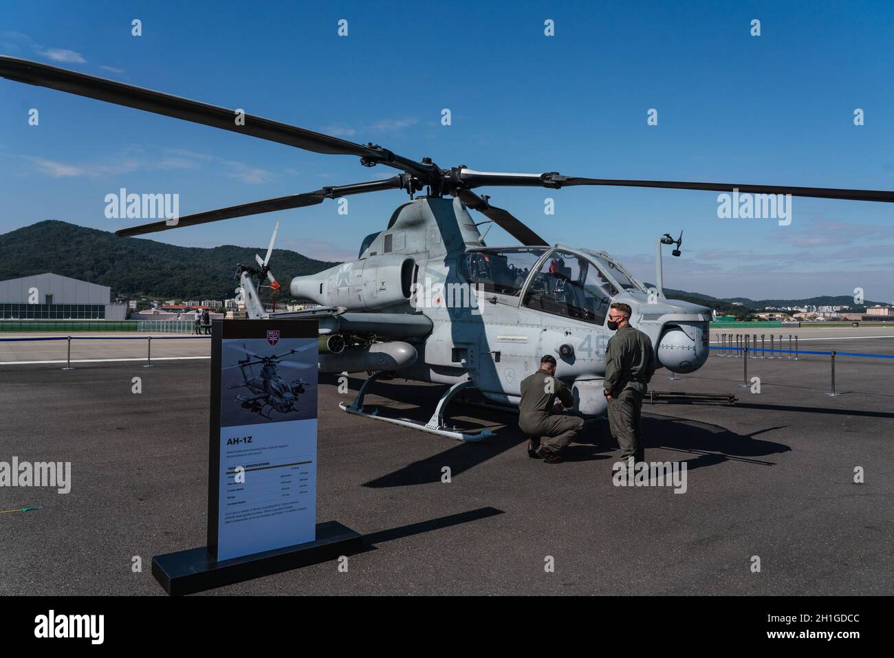 Seongnam, Südkorea. Oktober 2021. Soldaten der US-Armee überprüfen die US-Luftwaffe AH-1Z während eines Pressetag für die Seoul International Aerospace and Defense Exhibition (ADEX) 2021 auf dem Seoul Military Airport in Seongnam.die Seoul International Aerospace and Defense Exhibition (ADEX) 2021 findet vom 19. Bis 23. Oktober statt. (Foto von Simon Shin/SOPA Images/Sipa USA) Quelle: SIPA USA/Alamy Live News Stockfoto