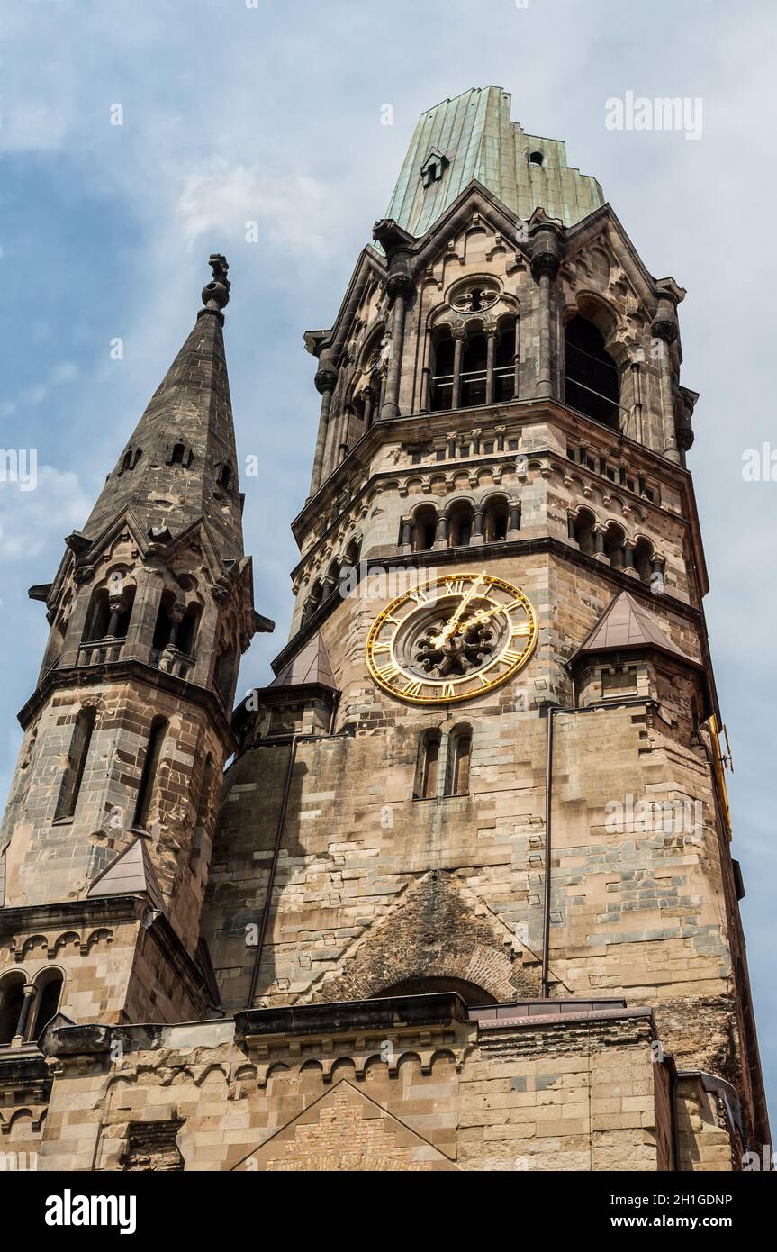 Berlin, Deutschland - 27. Mai 2017: Kaiser-Wilhelm-Kirche, Turm und moderne Glockenturm in Berlin, Deutschland. Beschädigte Turm ist ein Symbol für Berli Stockfoto