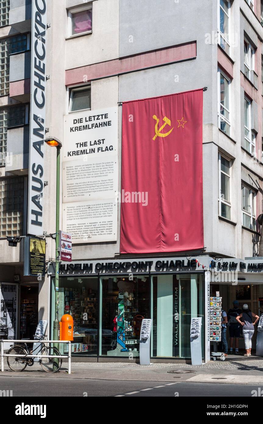 Berlin, Deutschland - 28. Mai 2017: Der letzte Kreml Flagge am Checkpoint Charlie Mauermuseum - Museum Haus-Wall Museum in Berlin, Deutschland, Europa. Stockfoto