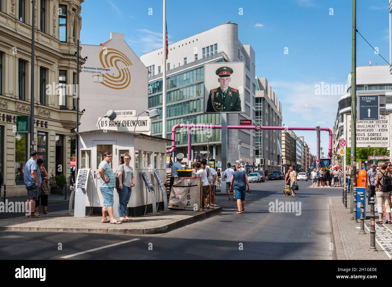 Berlin, Deutschland - 28. Mai 2017: Touristen auf der Straße in der Nähe des Checkpoint Charlie in Berlin. Checkpoint Charlie berühmten Passage zwischen dem Westen und E Stockfoto