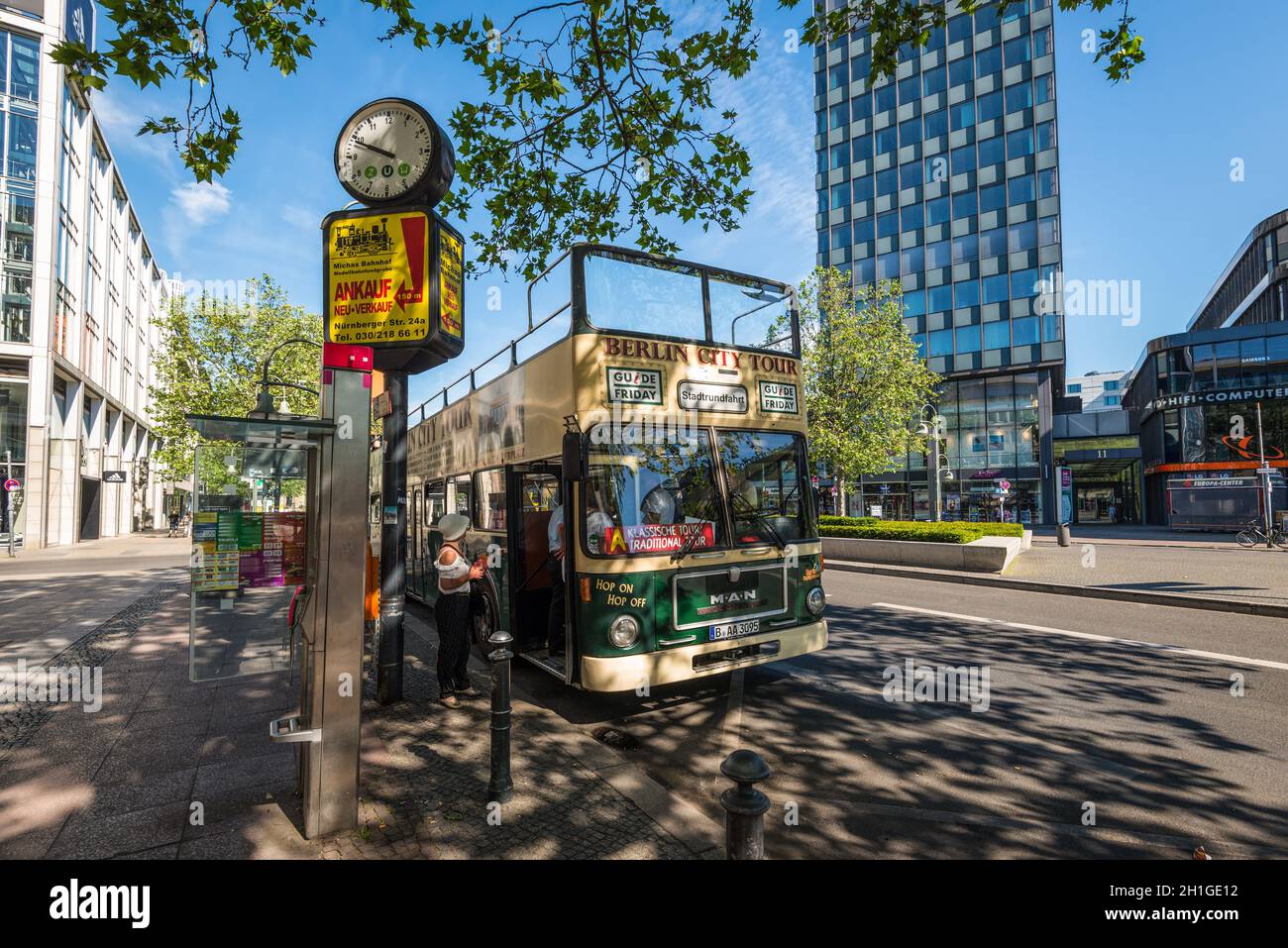 Berlin, Deutschland - 27. Mai 2017: Hop-on Hop-off Sightseeing Bus Berlin City Tour in der Stadt für Touristen an einer Haltestelle in Berlin, Deutschland. Stockfoto