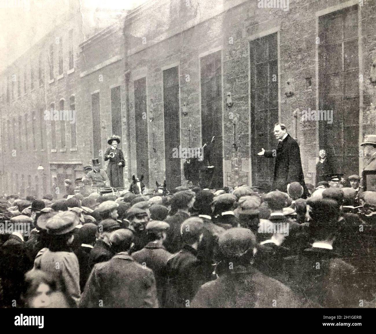Horatia Dorothy Malony (1884 - 1921) Miss Maloney, Miss Molony, irische Suffragette-Aktivistin und Mitglied der Women's Social and Political Union (WSPU) und der Women's Freedom League nach ihrer Trennung von der WSPU. Sie störte die Nachwahl von Dundee 1908 bekanntermaßen, indem sie jedes Mal, wenn Winston Churchill versuchte, eine Menschenmenge anzusprechen, eine Glocke läutete. Stockfoto