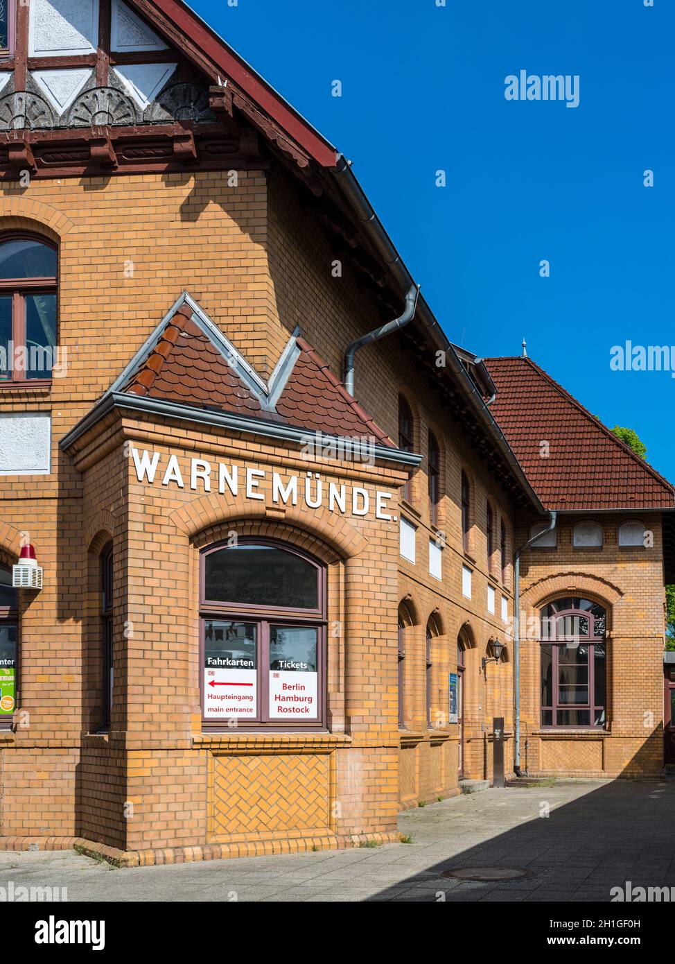 Rostock, Deutschland - 26. Mai 2017: Warnemünde Bahnhofsgebäude in Warnemünde, Rostock, Mecklenburg, Deutschland. Stockfoto