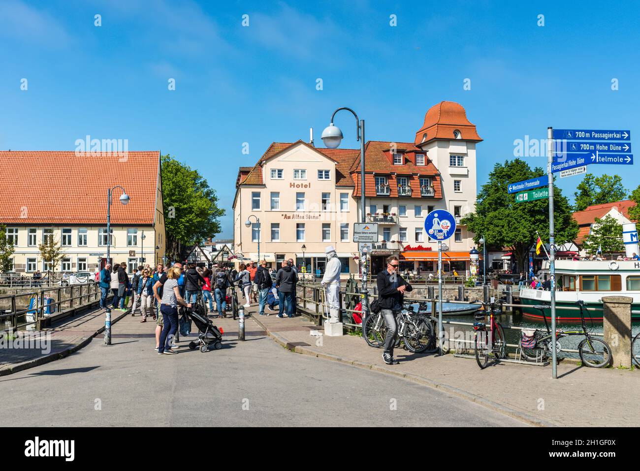 Rostock, Deutschland - 26. Mai 2017: Massen von Touristen zu Fuß entlang der Brücke über den Kanal auf dieser Frühling heißen Tag in Warnemünde, Rostock, Mecklenburg Stockfoto