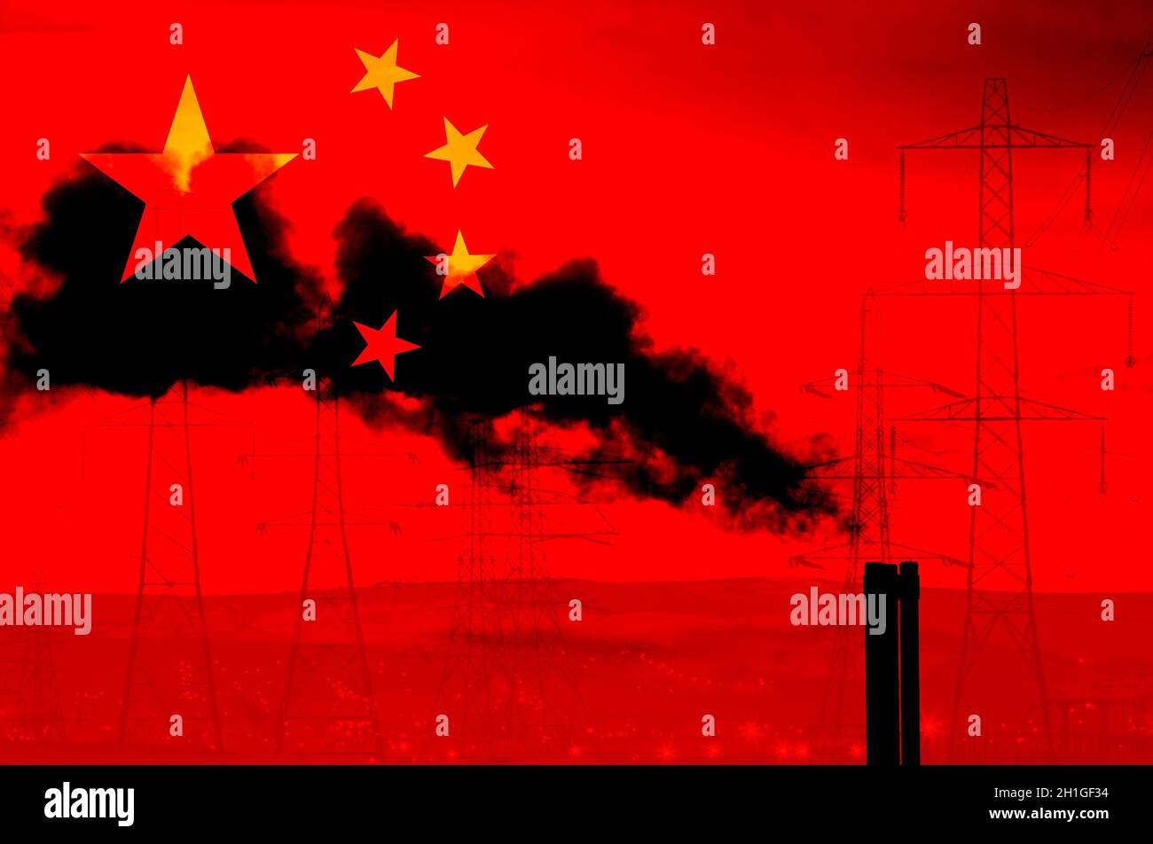 Schwarzer Rauch aus dem Fabrikschornstein auf der Flagge Chinas, Strommasten im Hintergrund. Globale Erwärmung, Klimawandel... Konzept Stockfoto