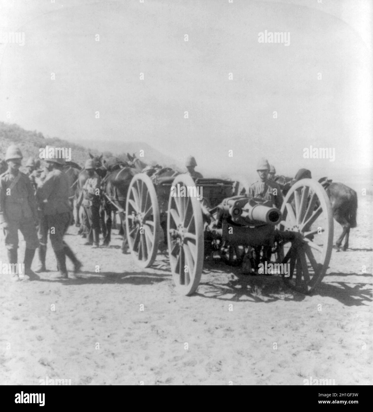 Britische Artillerie während des Burenkrieges. 37. R.A.-Haubitzerbatterie geht nach Maddox Hill, um Lyddit in den Boer Laager, Südafrika, zu werfen Stockfoto