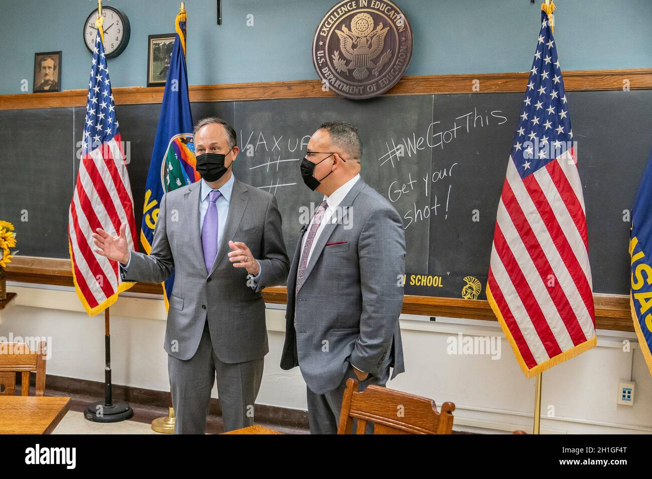 Topeka, Vereinigte Staaten von Amerika. 09. August 2021. Der zweite Gentleman der USA, Douglas Emhoff, links, und der Bildungsminister Miguel Cardona, zeichnen in einem Klassenzimmer an der Topeka High School am 9. August 2021 in Topeka, Kansas, eine Botschaft über Impfstoffe auf. Kredit: Katie Ricks/Weißes Haus Foto/Alamy Live Nachrichten Stockfoto