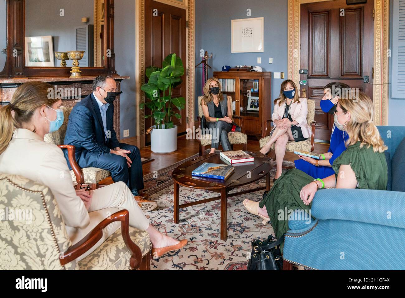 Washington, Vereinigte Staaten von Amerika. 03. August 2021. US-zweiter Gentleman Douglas Emhoff, links, trifft sich mit Luci Baines Johnson und Lynda Johnson Robb in seinem Büro im Eisenhower Executive Office Building im Weißen Haus 3. August 2021in Washington, D.C. Quelle: Katie Ricks/White House Foto/Alamy Live News Stockfoto