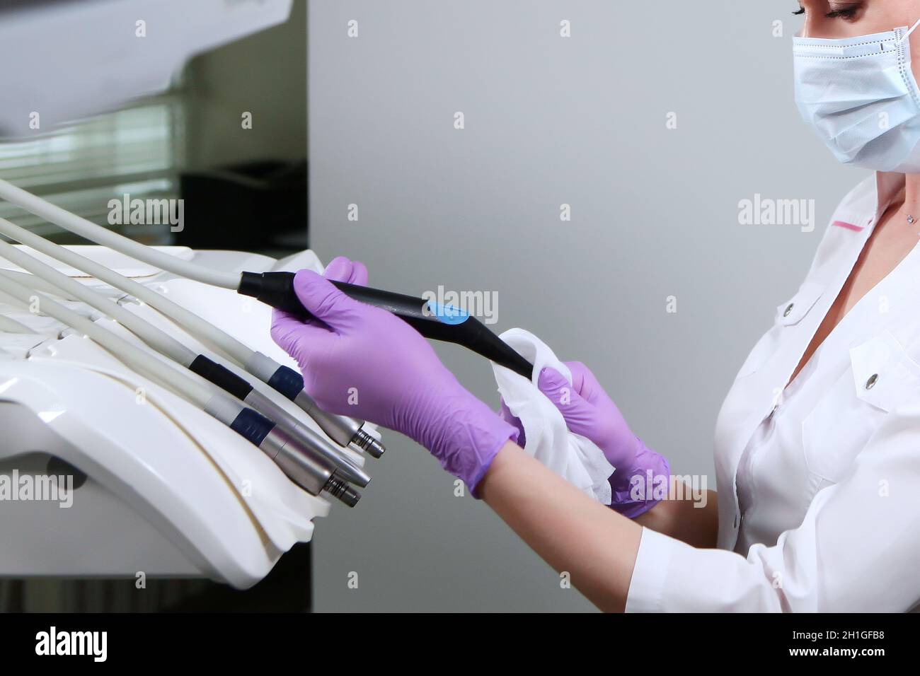 Eine Krankenschwester wischt zahnärztliche Instrumente . Vorbereitung der Praxis für die Patientenversorgung. Desinfektion in der Zahnmedizin. Speicherplatz kopieren. Stockfoto
