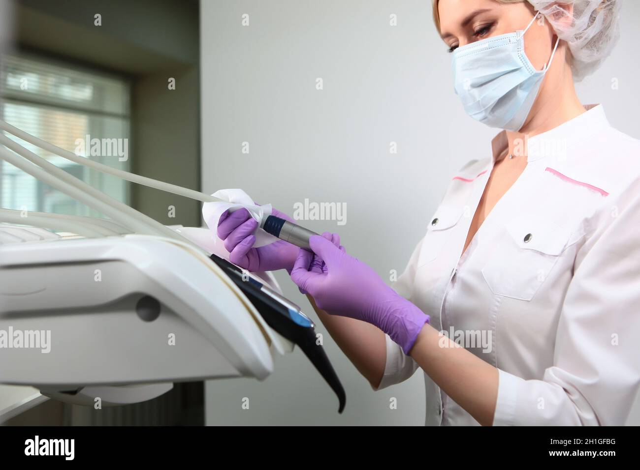 Eine Krankenschwester wischt zahnärztliche Instrumente. Vorbereitung auf die Aufnahme von Patienten.das Konzept der Gesundheit. Speicherplatz kopieren. Stockfoto