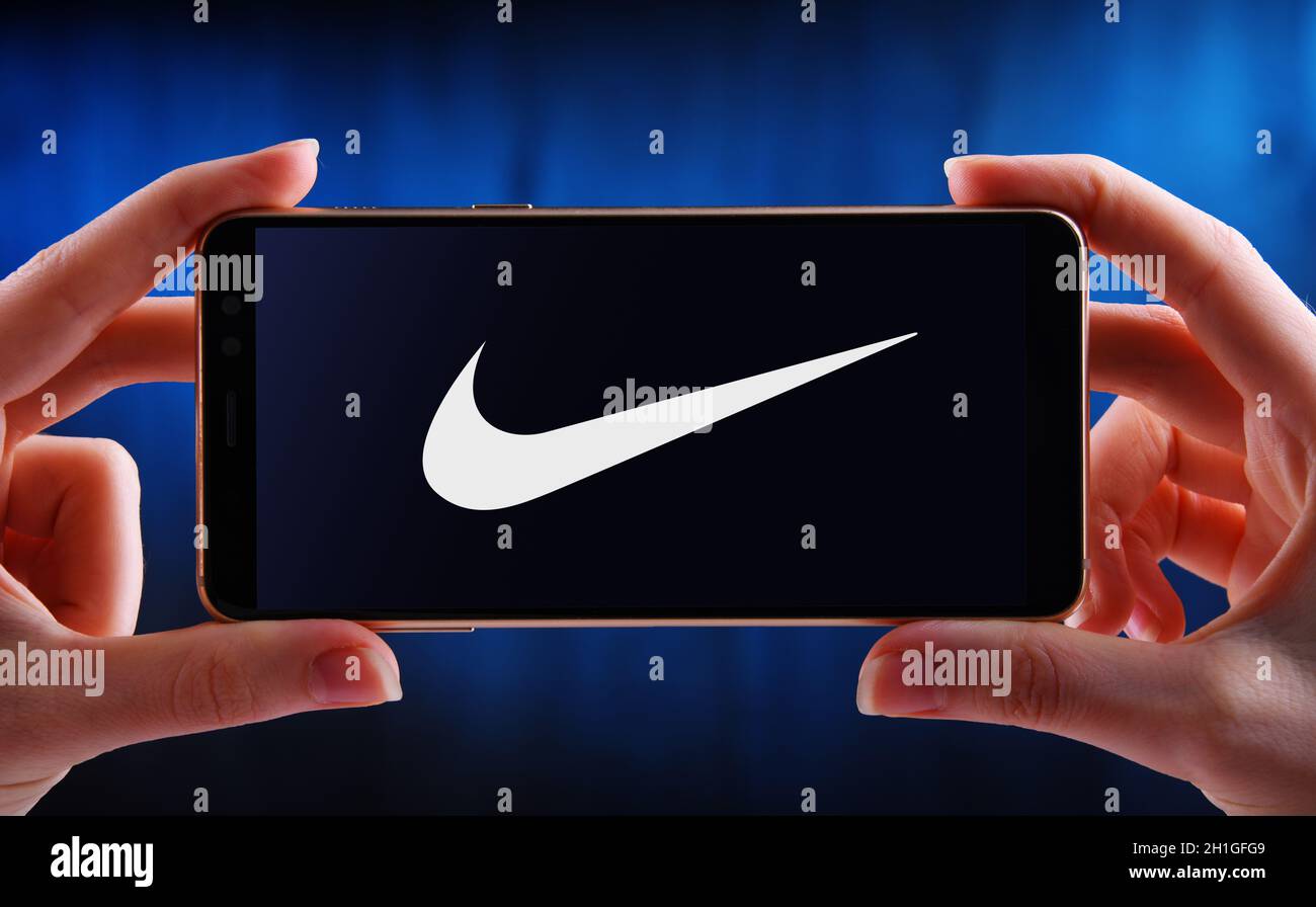 POZNAN, POL - 12. JUNI 2020: Hände halten Smartphone mit Logo von Nike, einem amerikanischen multinationalen Konzern produziert Schuhe, Kleidung, Ausrüstung Stockfoto