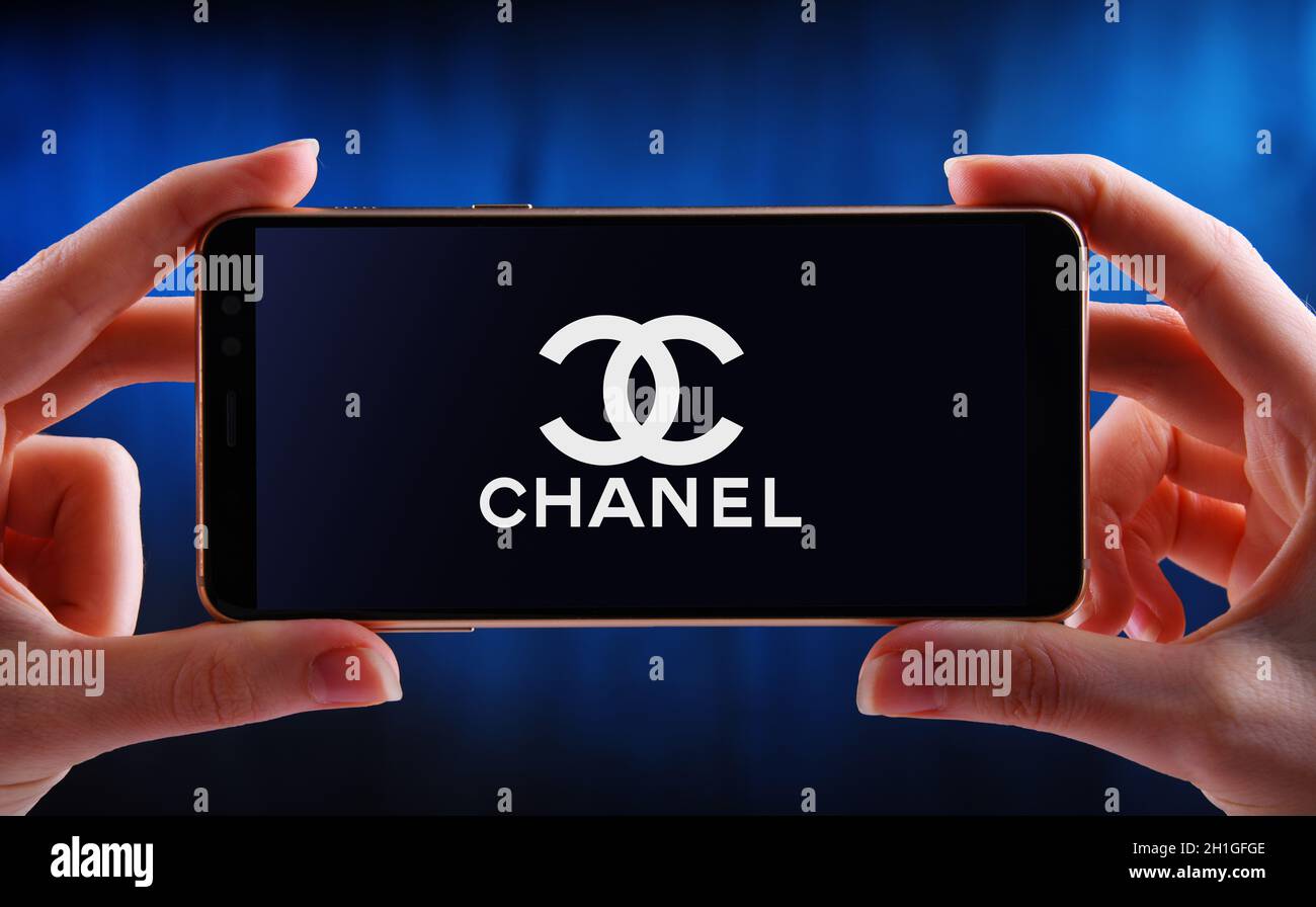 POZNAN, POL - JUN 12, 2020: Hand halten Smartphone mit Logo von Chanel, ein Luxus-Unternehmen, das sich auf High-Fashion und Ready-made Kleidung, l Stockfoto