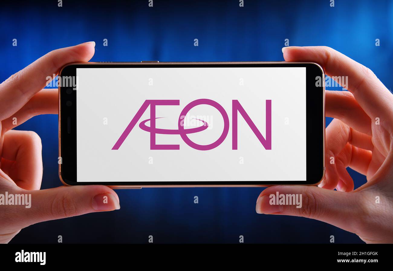 POZNAN, POL - 21. MAI 2020: Hände halten Smartphone mit Logo von EON, dem größten Einzelhändler in Asien mit Sitz in Mihama-ku, Chiba, Chiba P Stockfoto