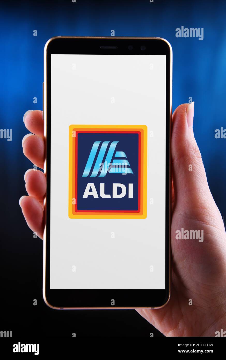 POZNAN, POL - 21. MAI 2020: Hände halten Smartphone mit Logo von Aldi, der Marke der deutschen globalen familiengeführten Discounter-Supermarktkette Stockfoto