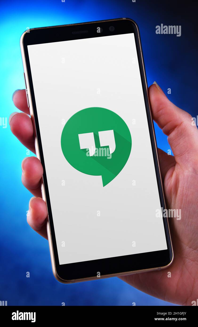 POZNAN, POL - JUN 12, 2020: Hand halten Smartphone mit Logo von Google Hangouts, eine Kommunikations-Software von Google entwickelt Stockfoto