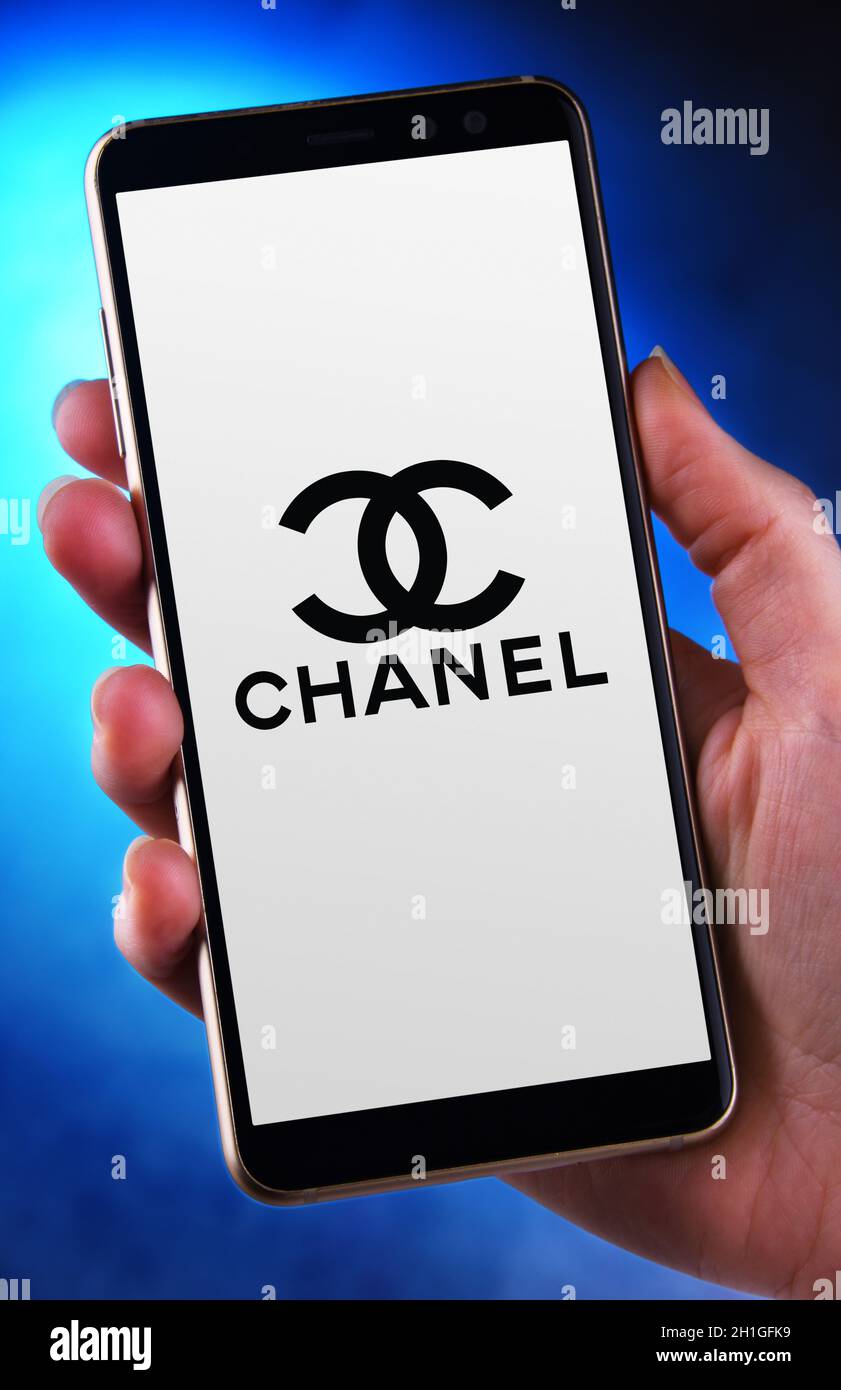 POZNAN, POL - JUN 12, 2020: Hand halten Smartphone mit Logo von Chanel, ein Luxus-Unternehmen, das sich auf High-Fashion und Ready-made Kleidung, l Stockfoto