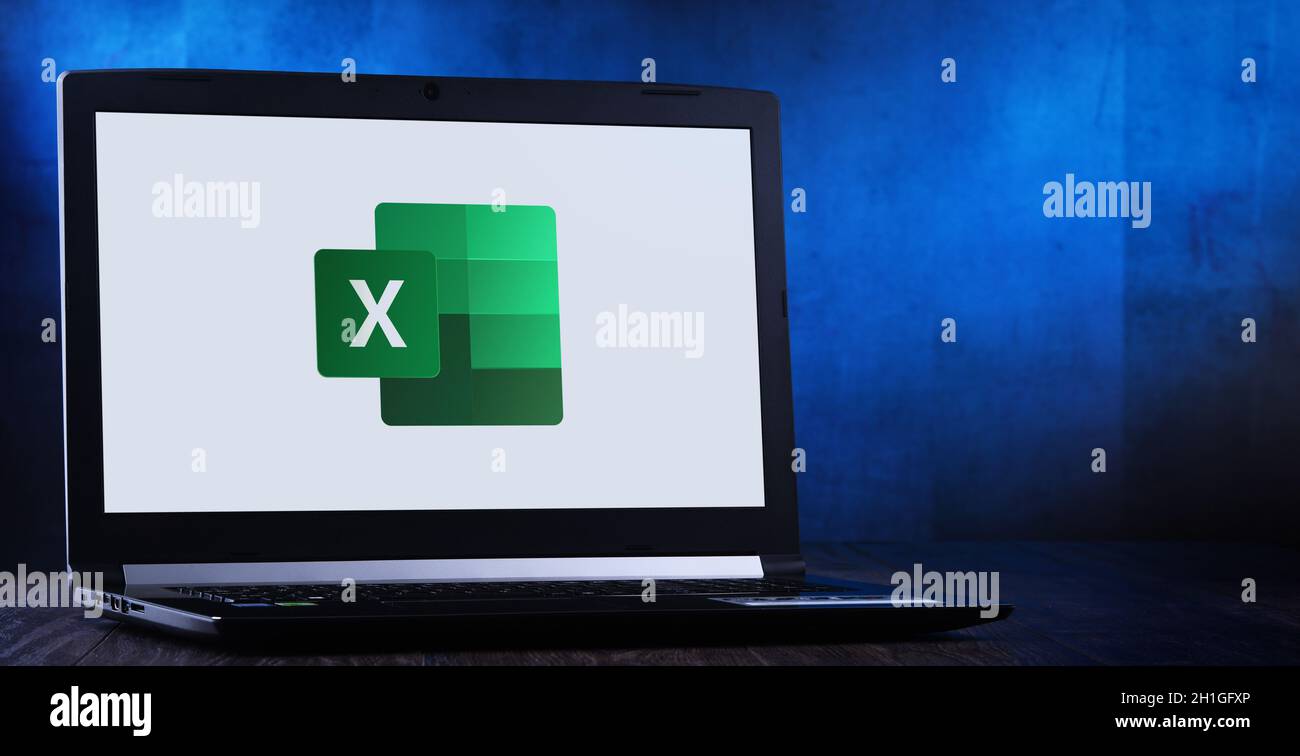 POZNAN, POL - 11. JULI 2020: Laptop-Computer mit Logo von Microsoft Excel, einer von Microsoft für Windows, macOS, Android und ich entwickelten Tabelle Stockfoto