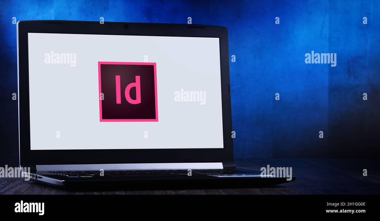 POZNAN, POL - 14. JULI 2020: Laptop-Computer mit Logo von Adobe InDesign, einer Desktop-Publishing- und Satz-Software-Anwendung von EINEM Stockfoto