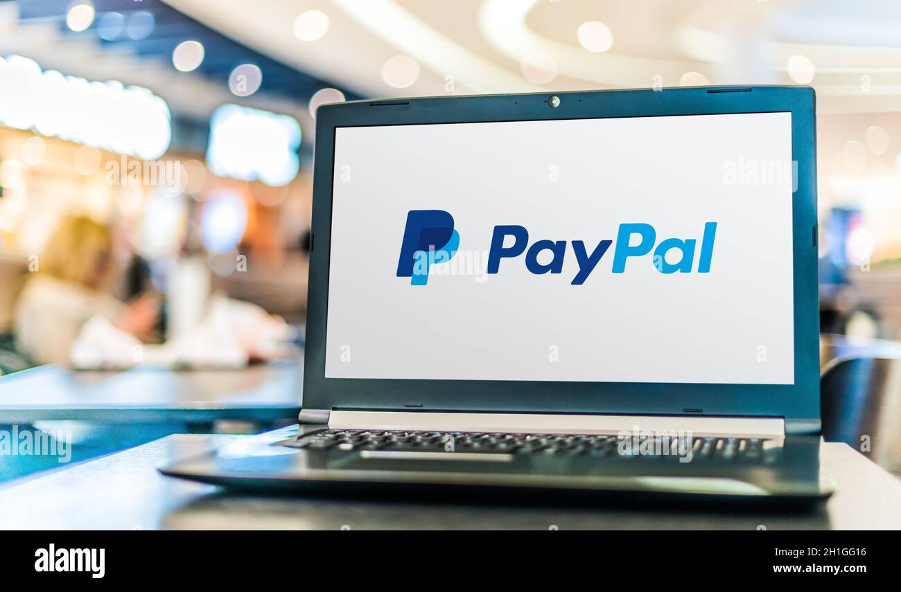 POZNAN, POL - APR 28, 2020: Laptop-Computer mit Logo von PayPal, ein amerikanisches Unternehmen, das ein weltweites Online-Zahlungssystem, das unterstützt Stockfoto