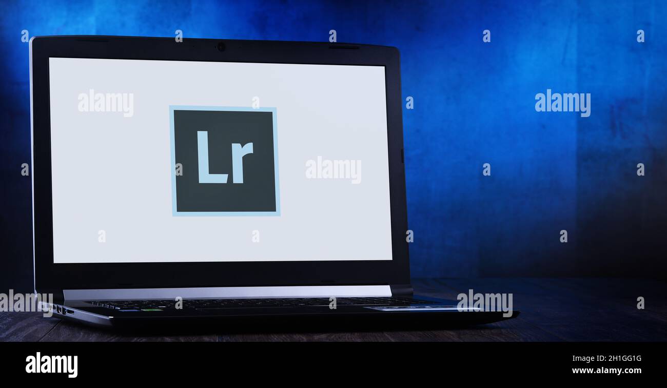 POZNAN, POL - JUL 14, 2020: Laptop-Computer mit Logo von Adobe Lightroom, eine Familie von Bild Organisation und Bildbearbeitung Software entwickeln Stockfoto