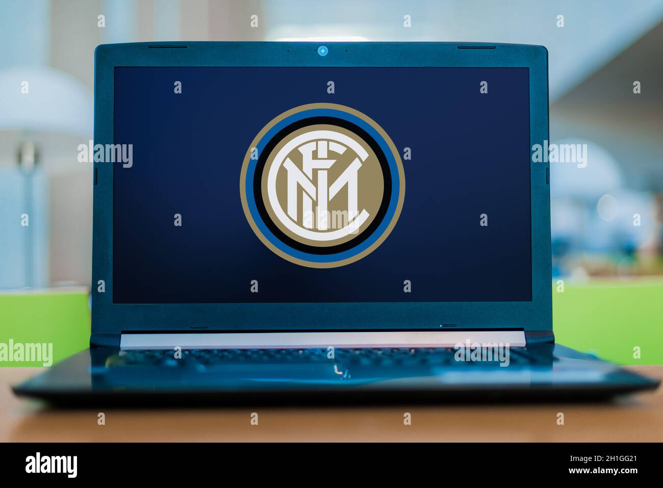 POZNAN, POL - 11. JUL 2020: Laptop-Computer mit Logo von Inter Mailand, einem italienischen Profi-Fußballverein mit Sitz in Mailand, Lombardei Stockfoto