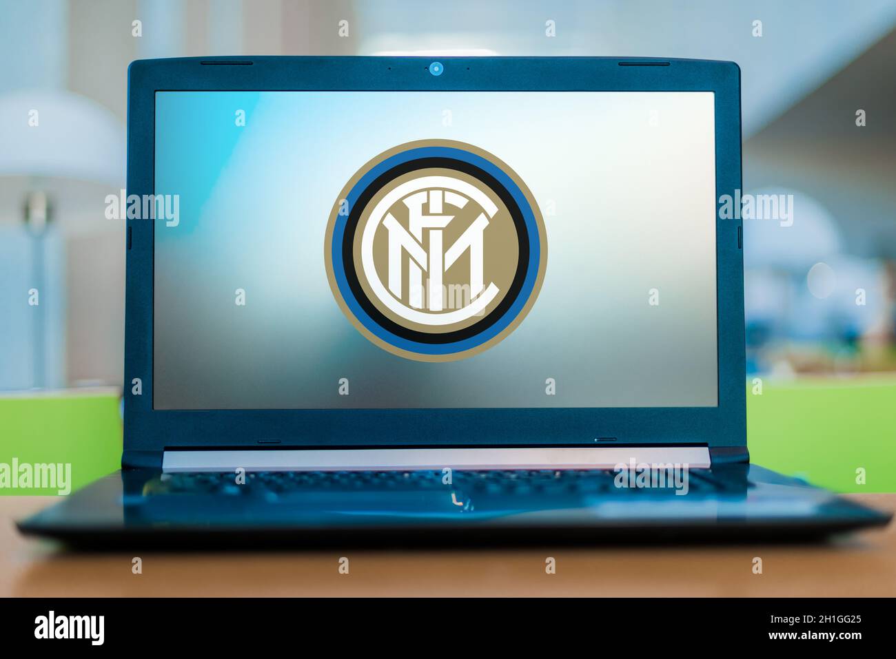 POZNAN, POL - 11. JUL 2020: Laptop-Computer mit Logo von Inter Mailand, einem italienischen Profi-Fußballverein mit Sitz in Mailand, Lombardei Stockfoto