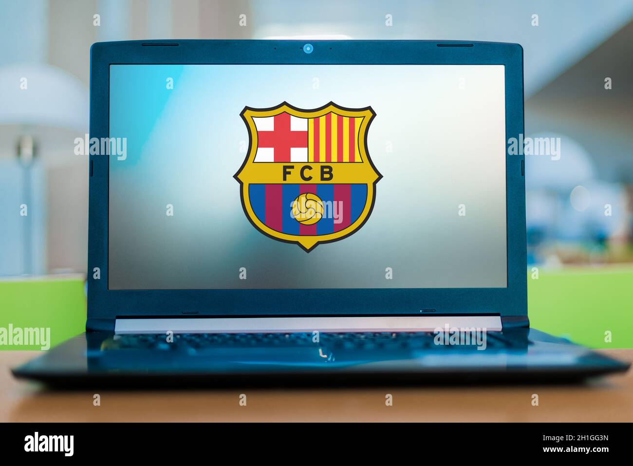 POZNAN, POL - 11. JUL 2020: Laptop-Computer mit Logo des Futbol Club Barcelona, einem spanischen Profifußballverein mit Sitz in Barcelona, Katalonien Stockfoto