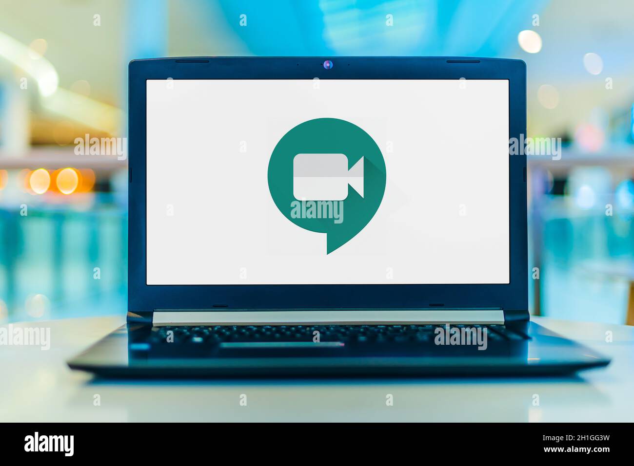 POZNAN, POL - 6. MAI 2020: Laptop-Computer mit Logo von Google Meet, ein Video-Kommunikationsdienst von Google entwickelt Stockfoto
