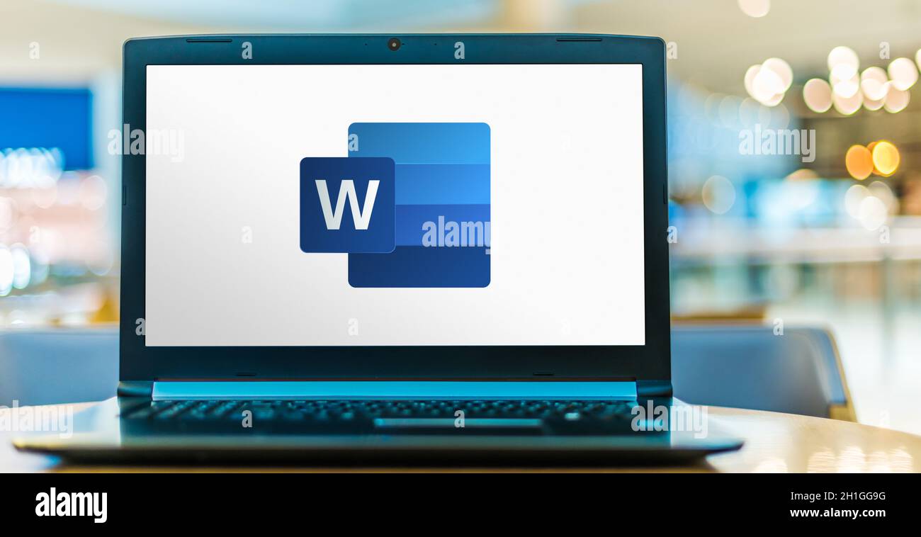POZNAN, POL - JUN 16, 2020: Laptop-Computer mit Logo von Microsoft Word, einem von Microsoft entwickelten Textverarbeitungsprogramm Stockfoto