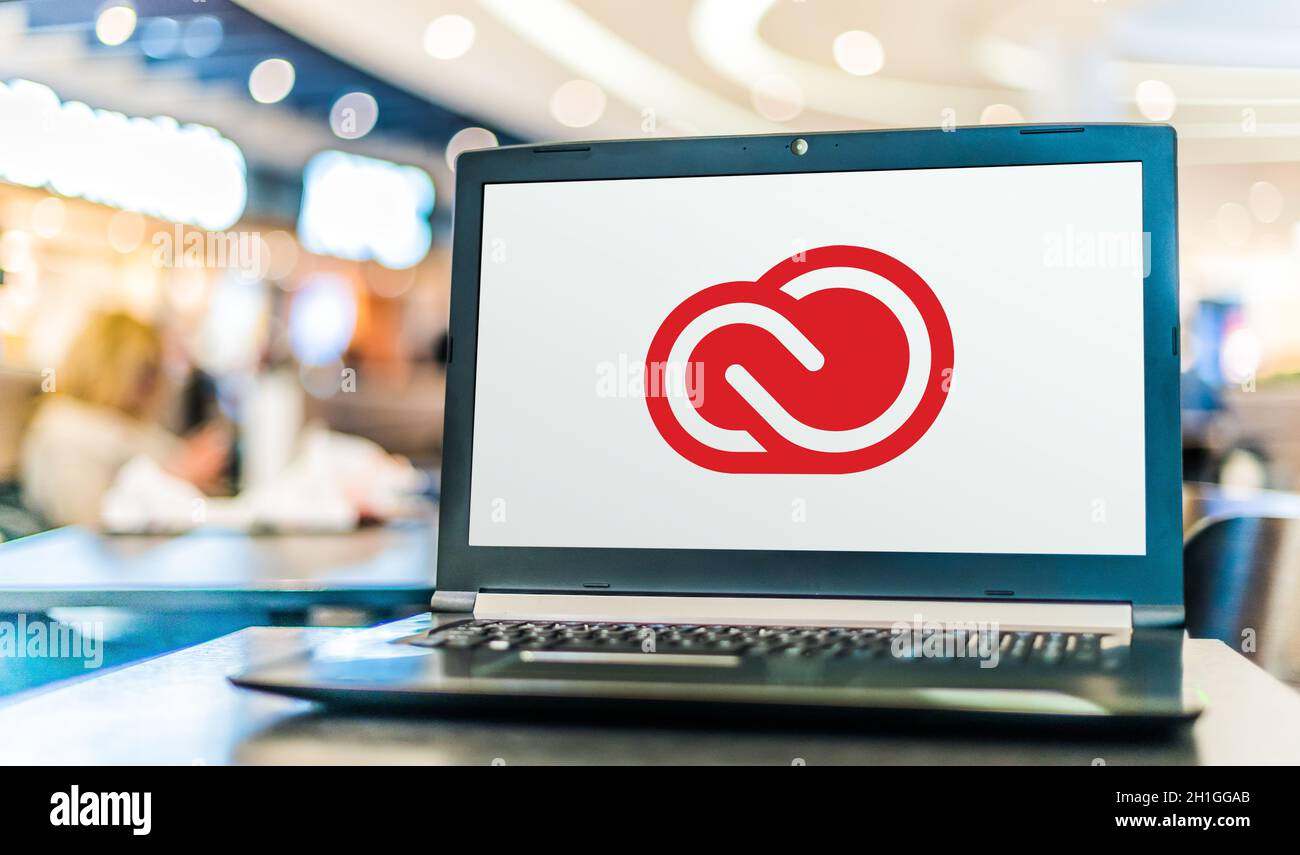 POZNAN, POL - 21. MAI 2020: Laptop-Computer mit Logo von Adobe Creative Cloud, einer Reihe von Anwendungen und Diensten von Adobe Systems Stockfoto