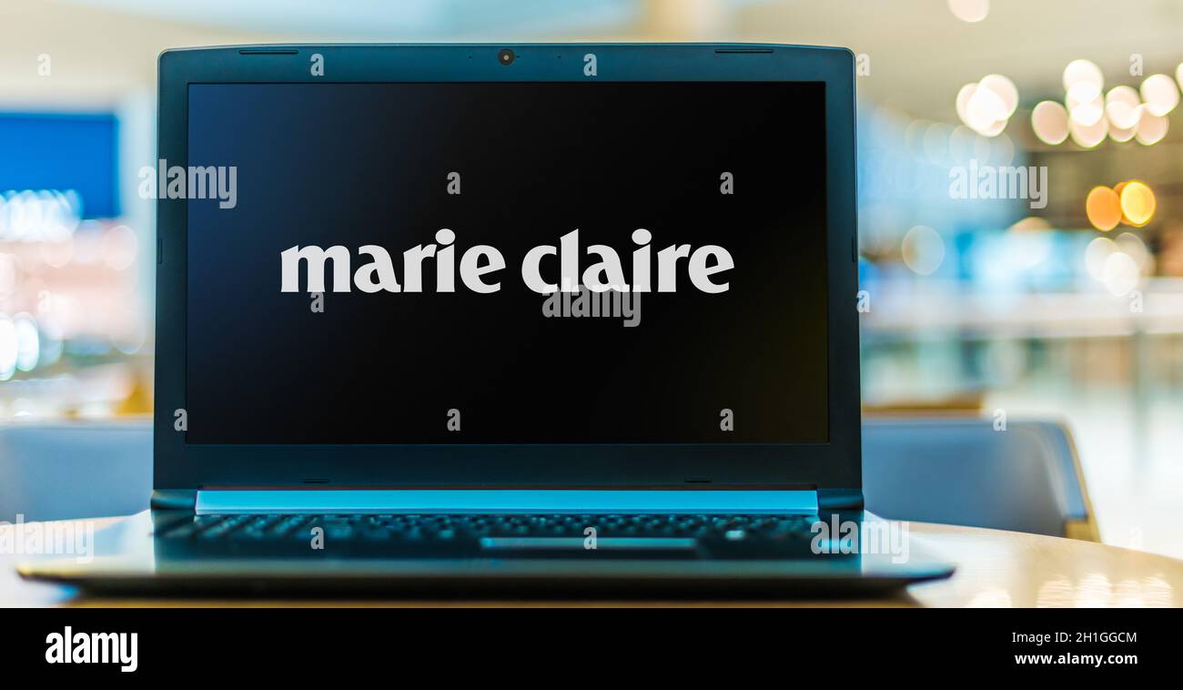 POSEN, POL - 15. MAI 2020: Laptop-Computer mit Logo von Marie Claire, einer internationalen Monatszeitschrift, die erstmals 1937 in Frankreich veröffentlicht wurde Stockfoto