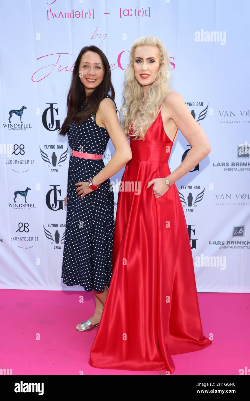 Phong Lan Hofer, Juliane Golbs, Juliane Golbs - Golden Things meets Pink Carpet, Studio 28 Milchstrasse, Hamburg, 21.07.2020 Stockfoto