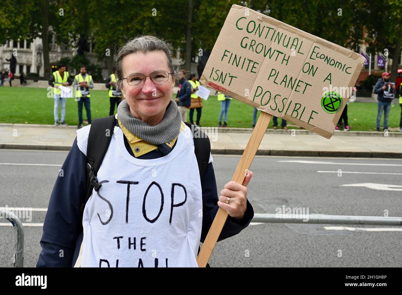 London, Großbritannien. 18/10/2021, Zitiert Ein einsauniger XR-Unterstützer Greta Thunberg und macht darauf aufmerksam, dass der Planet kein konstantes Wirtschaftswachstum unterstützen kann. Houses of Parliament, Westminster. Stockfoto