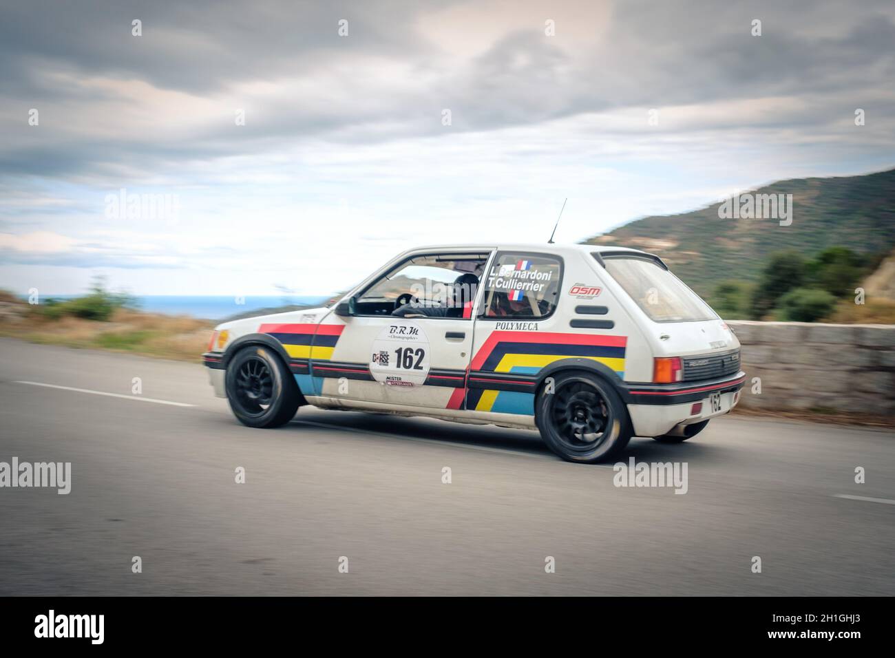 Occhiatana, Korsika, Frankreich - 7. Oktober 2020: Luc Bernardoni und Thomas Cullierrier treten 205 mit ihrem Peugeot 2021 GTI bei der Tour de Corse Histo an Stockfoto