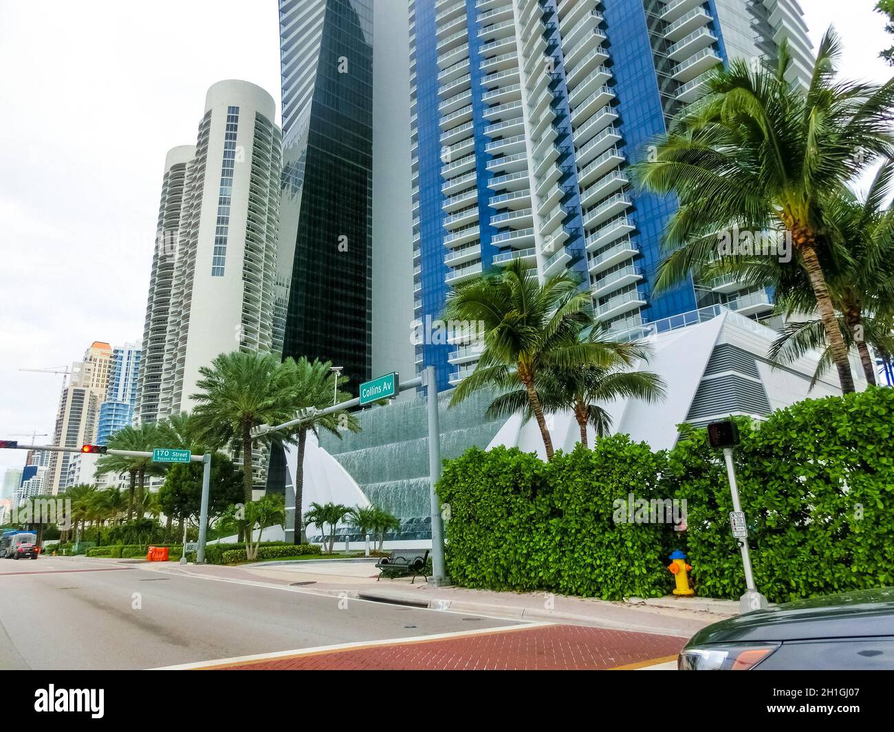 Miami, Vereinigte Staaten von Amerika - 30. November 2019: Straße mit berühmten Hotels an der Collins Avenue in Miami Beach Stockfoto