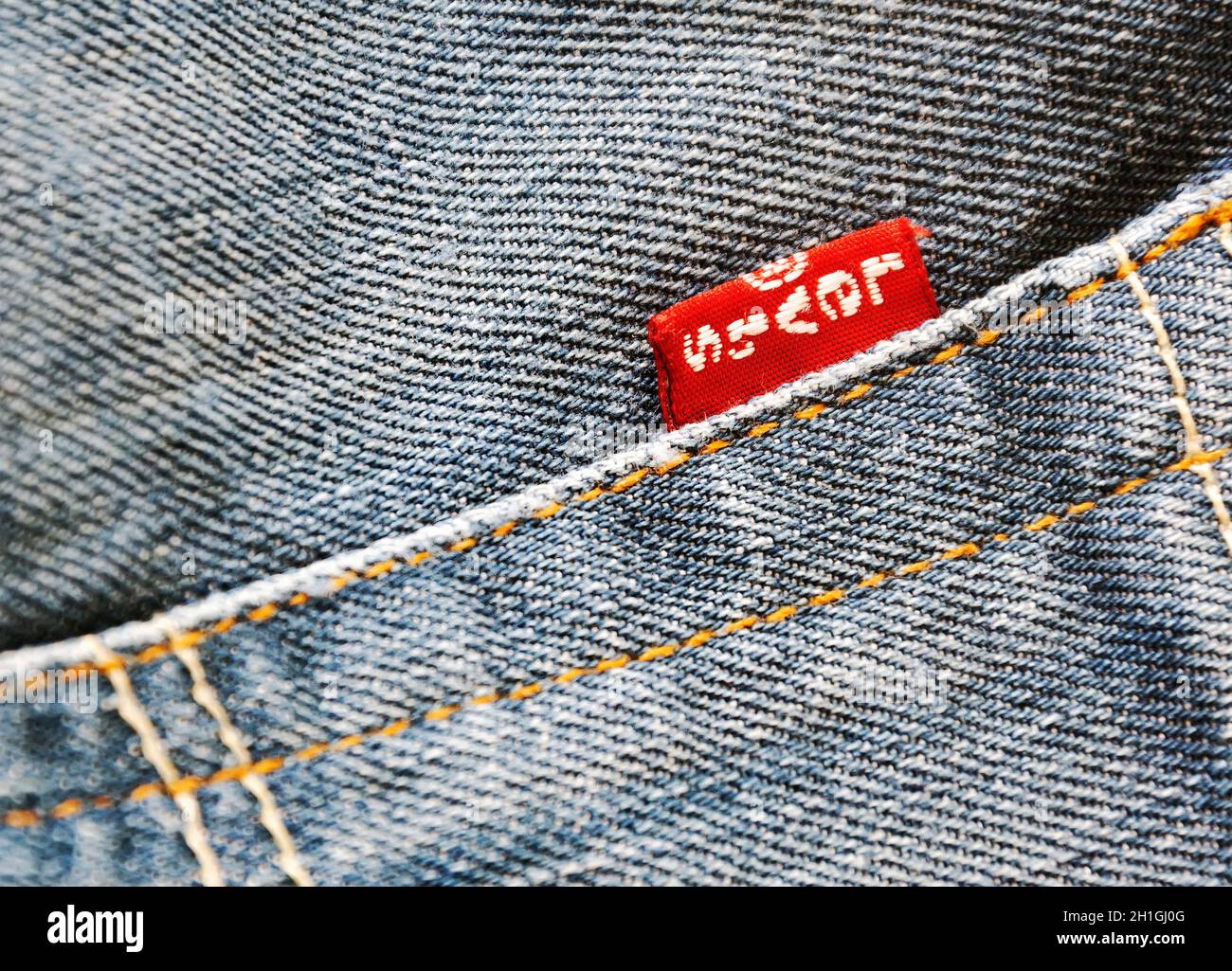 Rom, Italien, 26. Juli 2020: Das kultige rote Label mit dem Levi's-Logo, das seitlich an der rechten Gesäßtasche einer Jeans-Hose angenäht ist Stockfoto