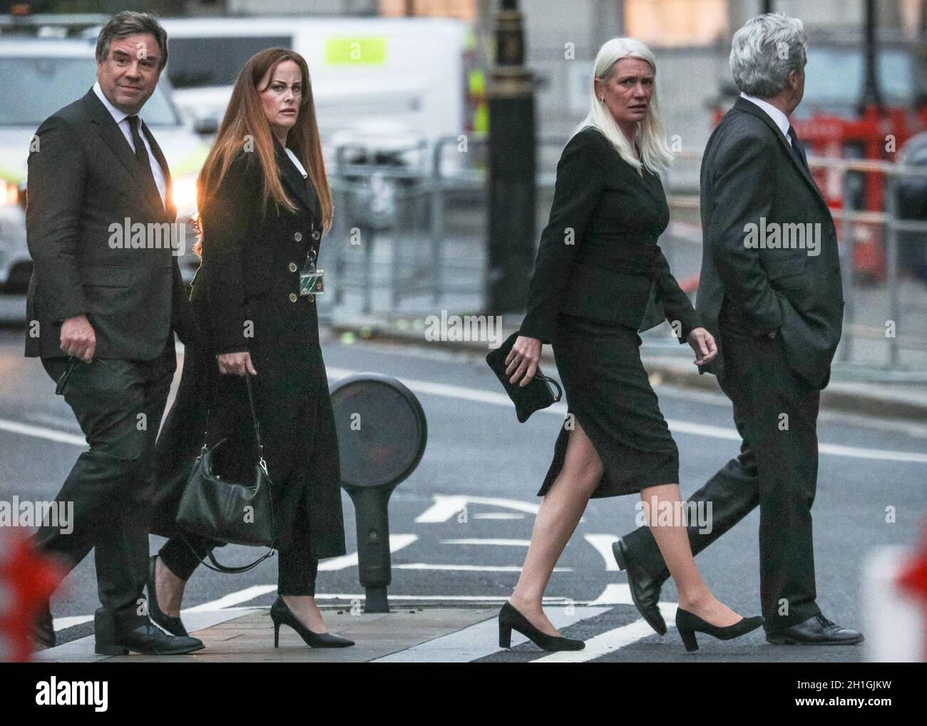 Westminster, London, Großbritannien. Oktober 2021. Parlamentsabgeordnete, darunter Amanda Milling (2. Von rechts), warten darauf, die Kirche zu betreten, Parlamentsabgeordnete gehen vom Parlament zur St. Margaret's Church (bekannt als "die Kirche auf dem Parliament Square") in einer Prozession zum Gedenkgottesdienst für Sir David Amess, Parlamentsabgeordneter von Southend West, der während seiner Wahlkreisoperation erstochen wurde. Kredit: Imageplotter/Alamy Live Nachrichten Stockfoto
